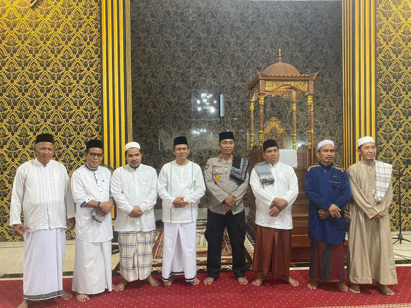 Malam Pertama Ramadhan, Camat Kateman Shalat Tarawih Berjamaah di Masjid Besar Al Falah Sungai Guntung