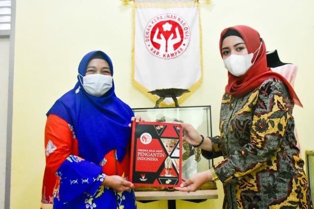 Bhayangkari Polres Kampar Serahkan Buku Pesona Baju Adat Pengantin Indonesia ke Dekranasda Kampar