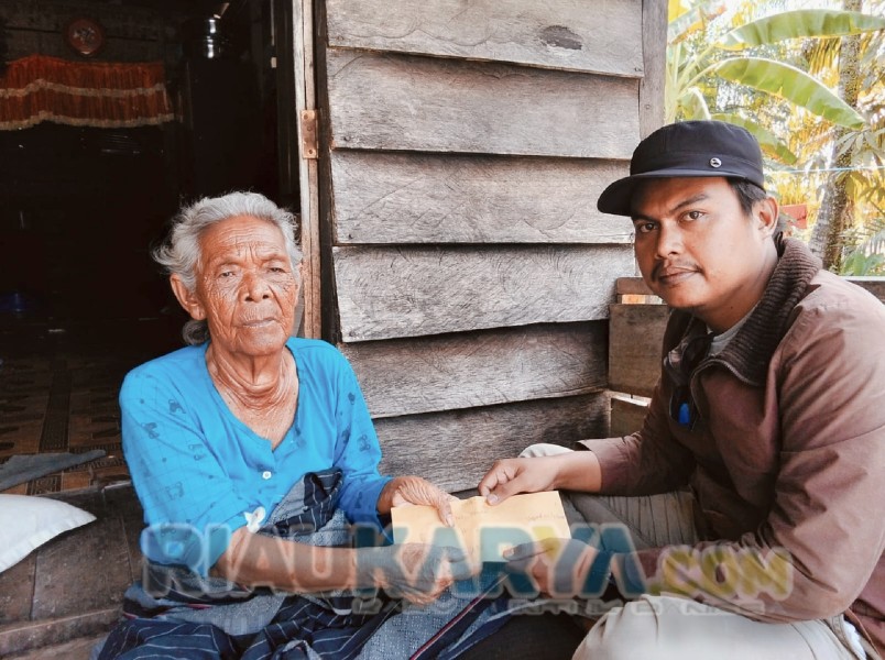 Bantu Ringankan Beban Pengobatan, Baznas Rohil Salurkan Rp 2 Juta Melalui LSM KPK RI kepada Ibu Mastum