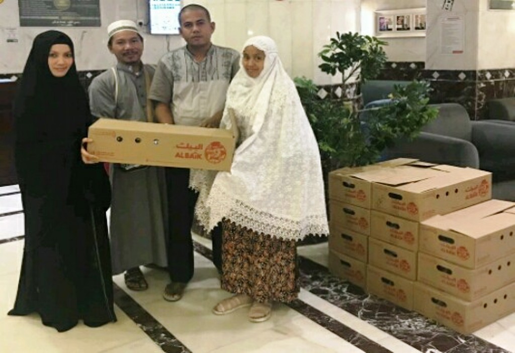 Senangnya Jamaah Haji Inhil Bertemu di Mekkah dan Dapat Bingkisan dari Anggota DPRD Riau Sulastri
