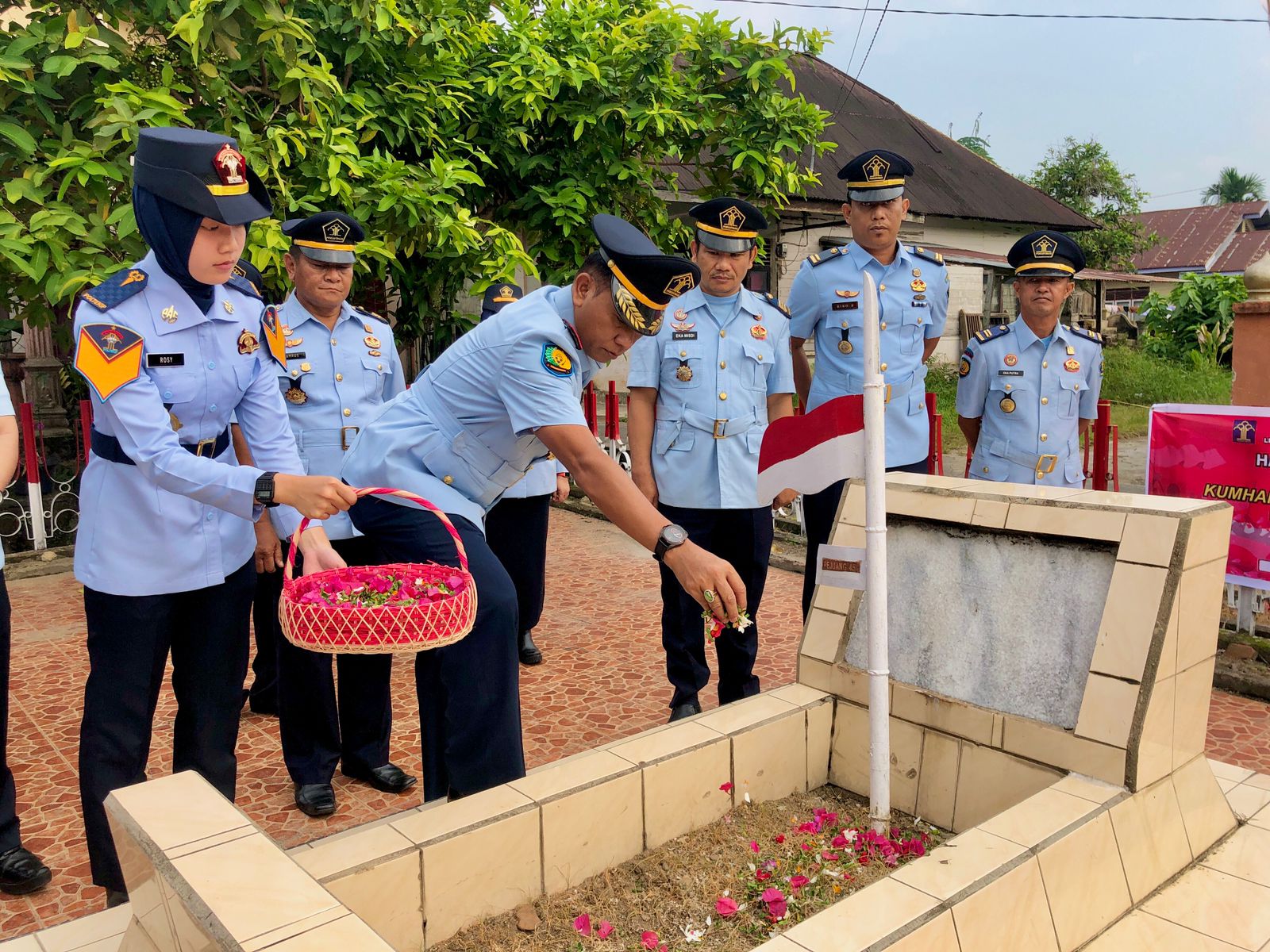 Kalapas Kelas IIB Taluk Kuantan Tabur Bunga Di Makam Pahlawan KH Umar Usman