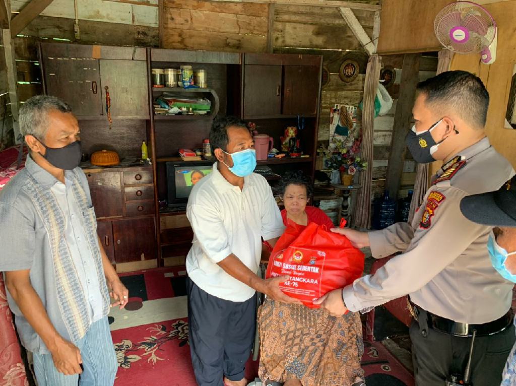 Peringati HUT Bhayangkara, Kapolsek Lima Puluh Beri Sembako ke Warga Kurang Mampu 