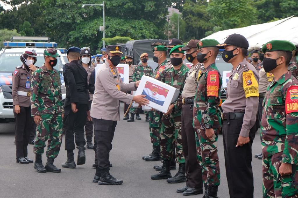 Kapolda Riau Bersama Danrem Lepas Pendistribusian 503 Paket Bansos