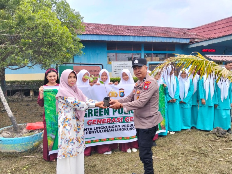 Menjaga Alam, Polsek Kateman laksanakan kegiatan Green Policing di SMPN 1 Kateman