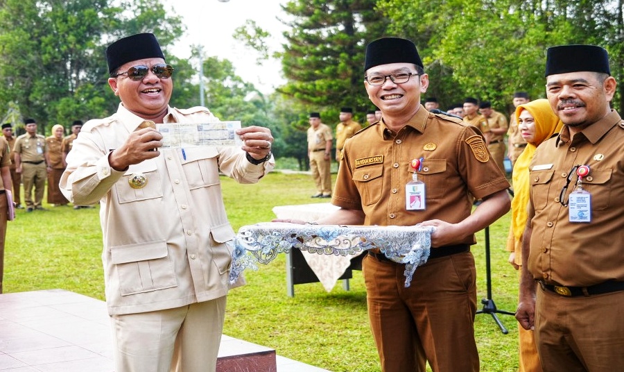 Sebelum Cuti, Bupati Suhardiman Serahkan Fasilitas Dinas