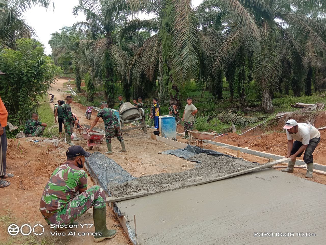 Bersama Masyarakat Satgas TMMD Kerjasama Membangun Jalan Semenisasi Desa Kerubung Jaya