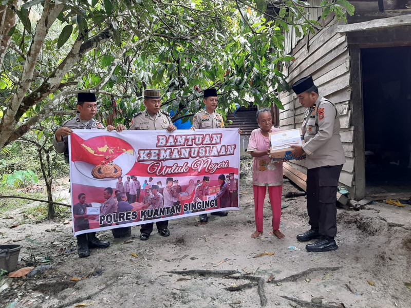Polsek Singingi Serahkan Bantuan Kemanusiaan Untuk Negeri Sebagai Bentuk Kepedulian Polri