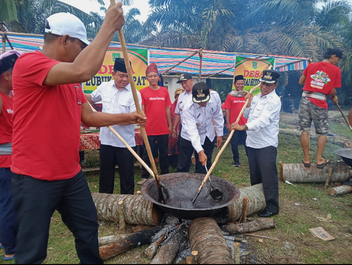 Desa Serombo Indah Gelar Festival Lomba Masak Itak Kelamai