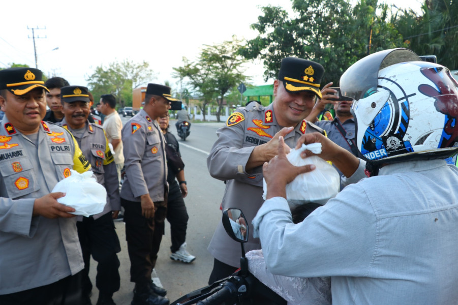 Polres Aceh Utara dan Bhayangkari Bagikan 500 Paket Takjil Disambut Antusiasme Masyarakat