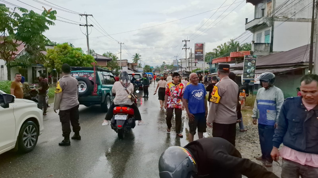 Curah Hujan Tinggi, Sungai Kamu Meluap Dan Sebabkan Banjir Di Rambah Hilir