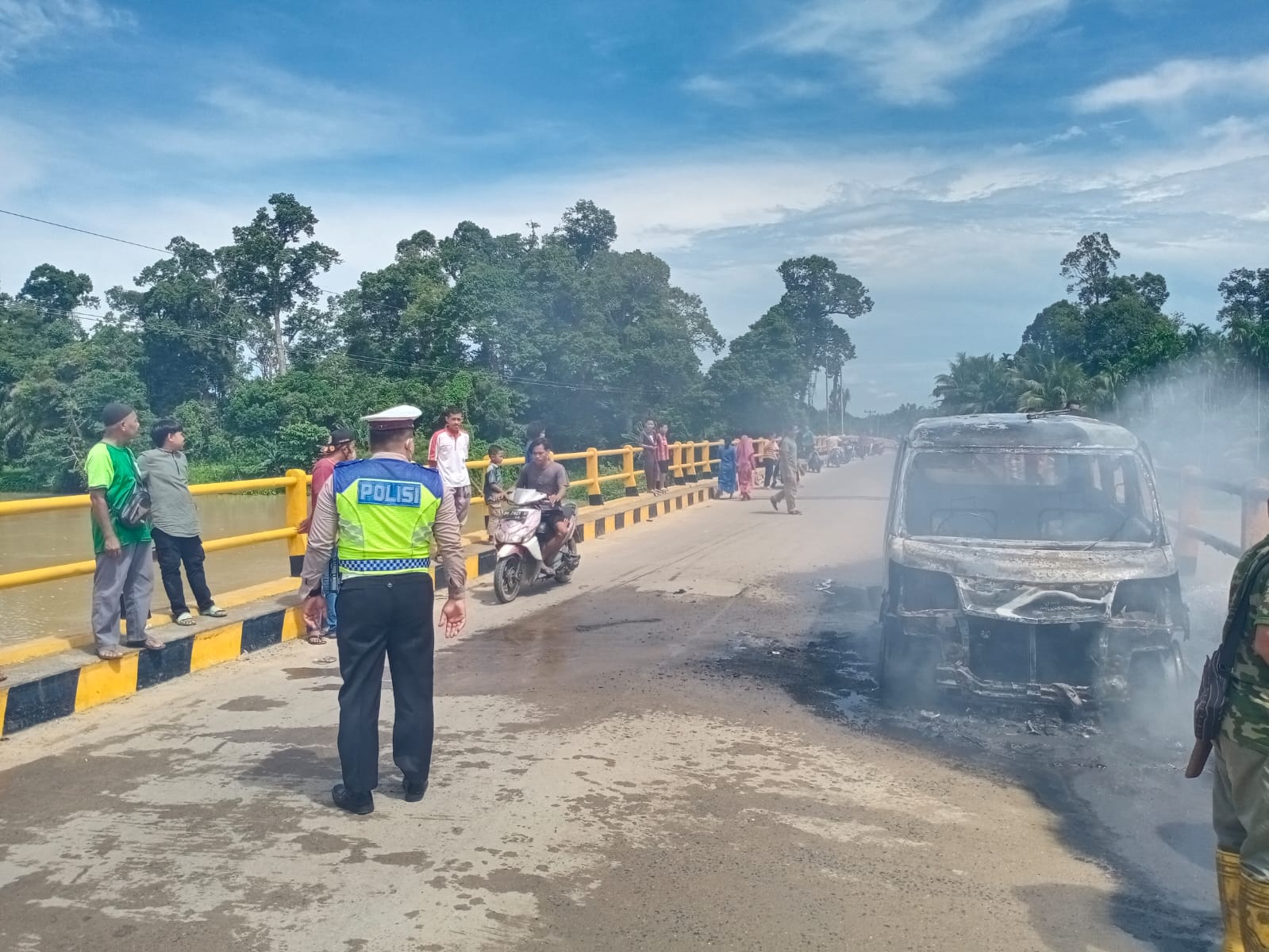 Sebuah Mobil Hangus Terbakar Diatas Jembatan Desa Pekan Heran, Inhu