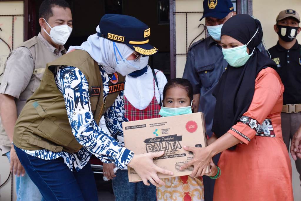 Bupati Rezita Tinjau dan Serahkan Bantuan kepada Korban Banjir di Desa Setako Raya