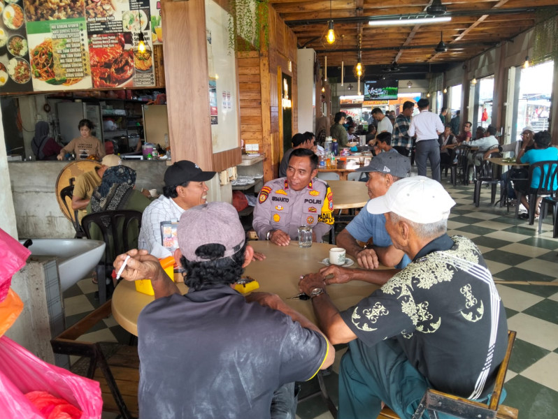 Kapolsek Kateman Ngopi Bareng Tokoh Masyarakat, Ajak Jaga Kondusivitas Jelang Pilkada 2024