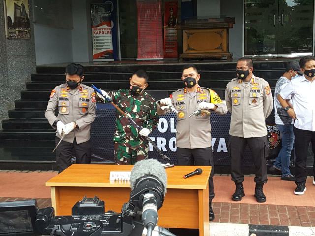 Todongkan Senpi dan Sajam ke Anggota Polri, Pengikut MRS Ditembak