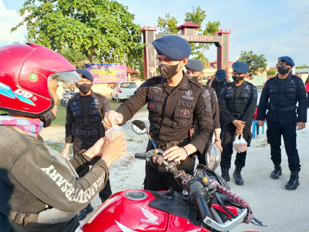 Personel Batalyon B Pelopor Sat Brimob Polda Riau Bagikan Takjil Menjelang buka Puasa