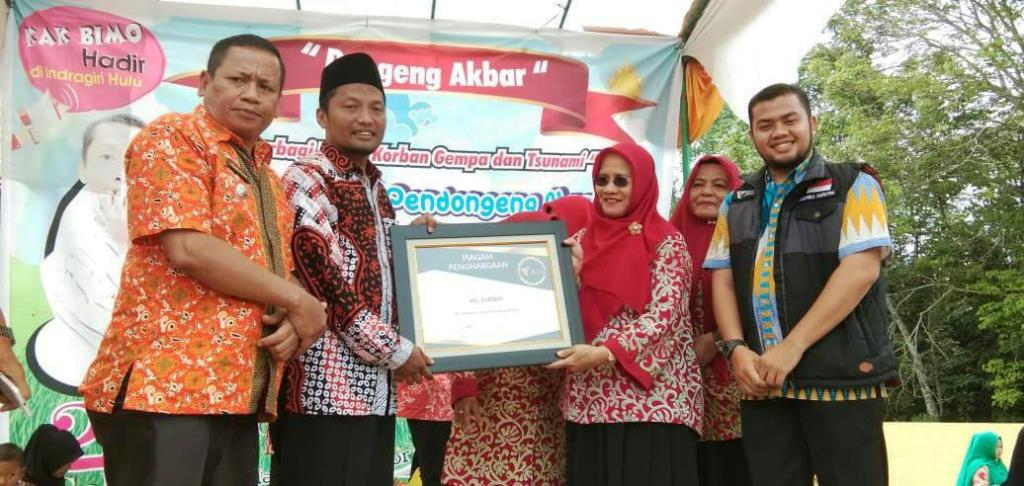 Dompet Duafa Riau Anugerahkan Gelar 'Ibu Dongeng' Kepada Hj. Juriah Soegianto