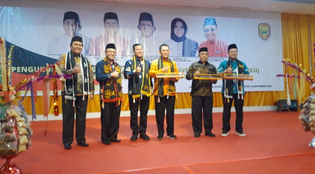 Kukuhkan Pengurus Iwakusi Tanjung Pinang Suhardiman Di Apit 4 Bupati dan 1 Gubernur