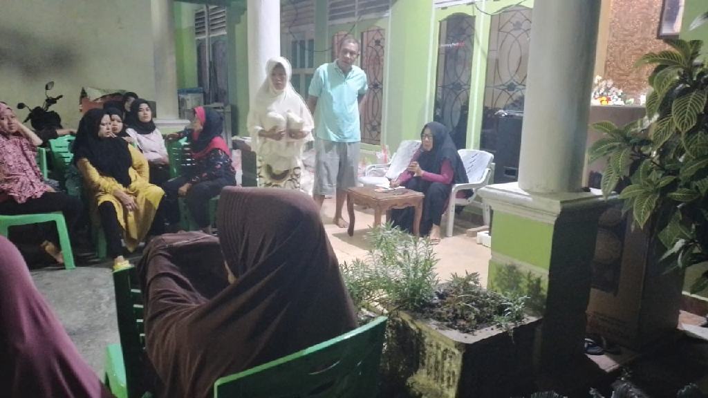 Warga Geruduk Kediaman RT Nurhayati, Ternyata Beras dari Hamba Allah Kembali Dibagi