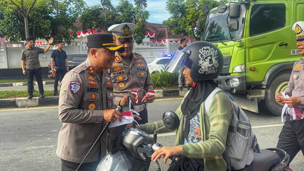 Polres Kuansing Bagikan Bendera Merah Putih Sambut HUT RI ke-80, Kapolres Tekankan Nasionalisme Dan Tertib Berlalu Lintas
