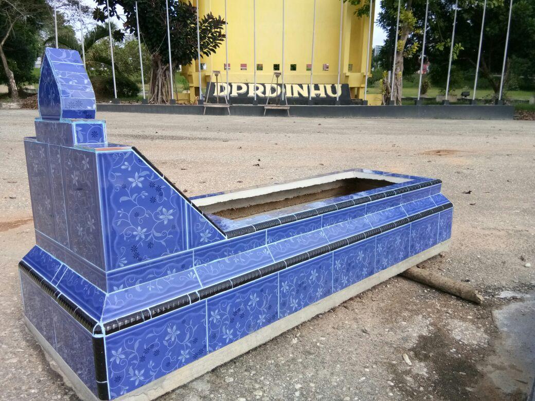 Diduga Terkait Belum Tuntasnya R-APBD 2018, DPRD Inhu Dikirimi Batu Nisan Kuburan