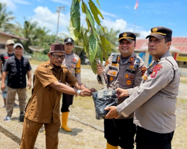 Polsek Bangko Bersama Masyarakat Rokan Baru Gelar Penanaman Pohon di Subsektor Pekaitan