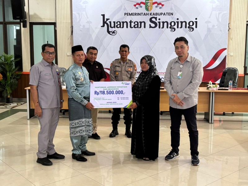 BPJS Ketenagakerjaan Kuansing Serahkan Santunan Jaminan Kematian kepada Ahli Waris Kepala Desa Geringging Baru