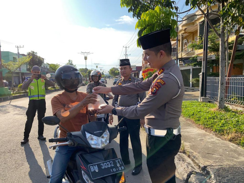 Satlantas Polres Kuansing Hiasi Ramadhan 1444 H Dengan Berbagi Takjil