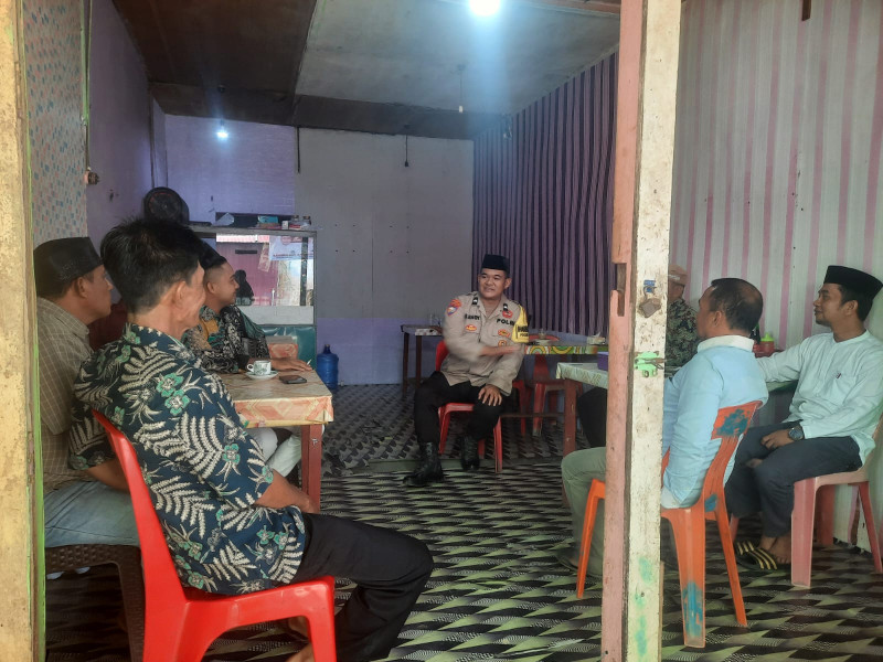 Bhabinkamtibmas Desa Pembenaaan, Tatap Muka Bersama Warga dan Bawa Pesan Pilkada Damai