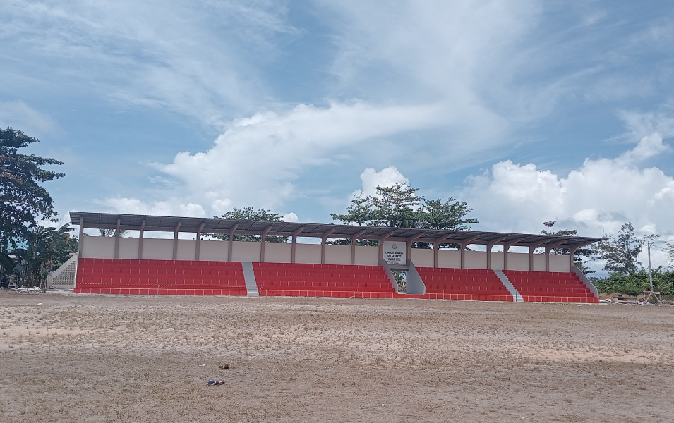 Saban Hari Bupati Natuna Tinjau Pengerjaan Tribun Mini Lapangan Bola Sri Serindit Ranai