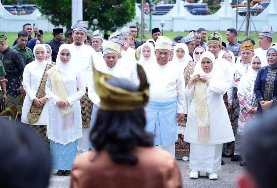 Usai Dilantik Presiden dan Retret di Magelang, Bupati dan Wabup Inhu Kembali ke Riau Disambut Prosesi Adat Melayu