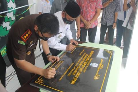 Tandatangani Prasasti dan Potong Pita, Bupati H. M. Harris Resmikan Gedung PTSP Kejari Pelalawan 