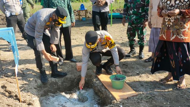 Kapolda Riau Letakkan Batu Pertama Pembangunan Ponpes Hamalatul Qur'an di Desa Bukit Payung