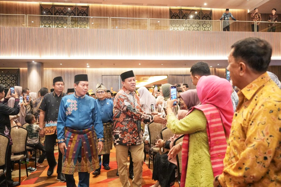 Bupati Kuansing Suhardiman Amby Menghadiri Halal Bihalal Bersama IKKS Pekanbaru di Ballroom Hotel Premiere Pekanbaru