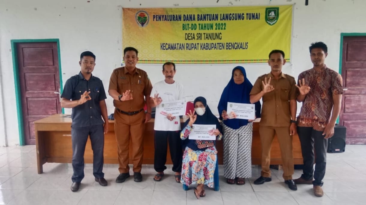 Pemdes Sri Tanjung Membagikan Kembali Menyerahkan  BLT DD 2022 Kepada 73 KPM