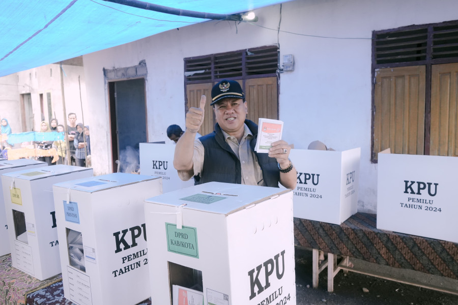 Bupati Mencoblos Di TPS 01 Desa Pulau Panjang Ajak Masyarakat Sukseskan Pemilu