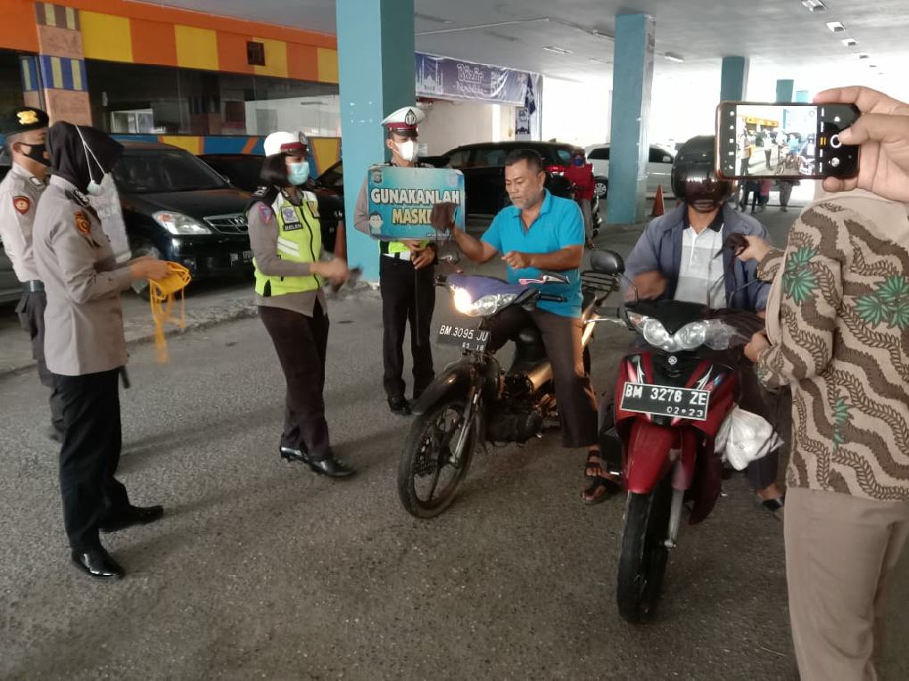 Polres Kampar Kerahkan Para Polwan Sosialisasikan Larangan Mudik Kepada Masyarakat