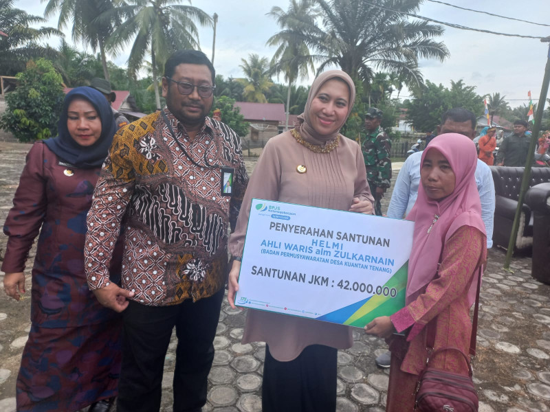 Bupati Rezita Serahkan Santunan Rp.402,2 juta BPJS Ketenagakerjaan kepada Ahli Waris di Kecamatan Rakit Kulim