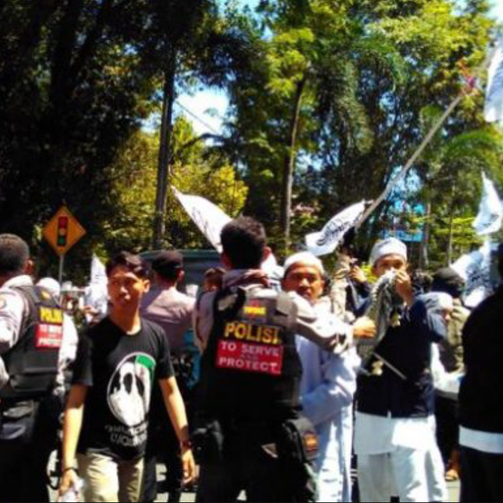 Sempat Bentrok Dengan Banser, Tabligh Akbar HTI di Makassar Akhirnya Dibubarkan