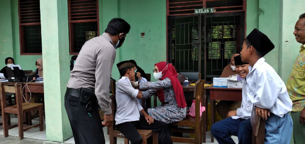 Tim Vaksinator Polres Kampar Siap Datangi Warga di Desa Terpencil, Berikut Nomor Kontaknya