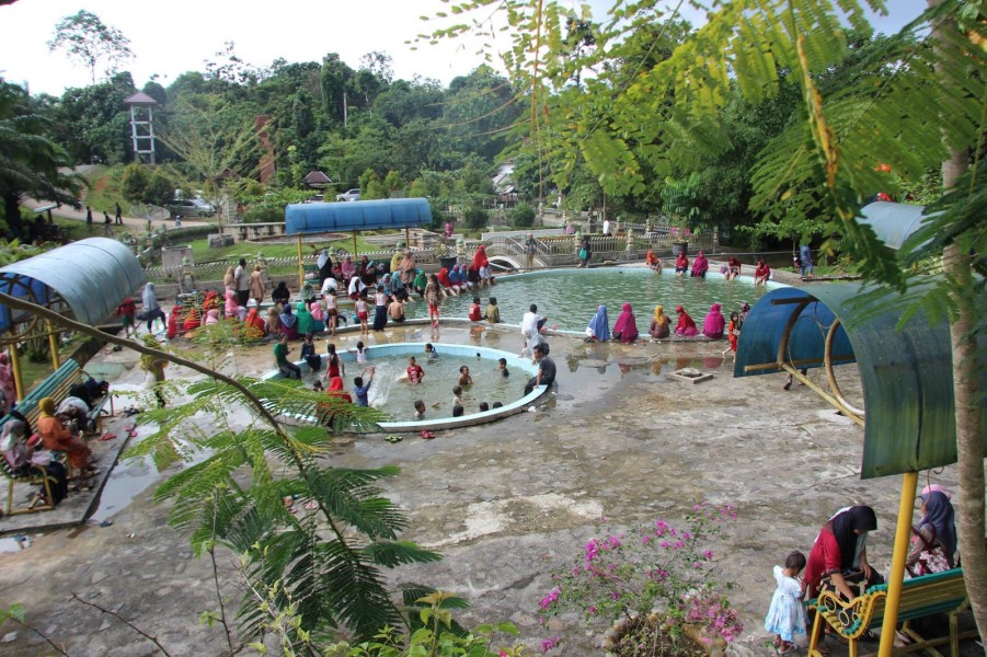 Air Panas Hapanasan, Wisata Favorit Dengan Khasiat Penyembuhan Penyakit
