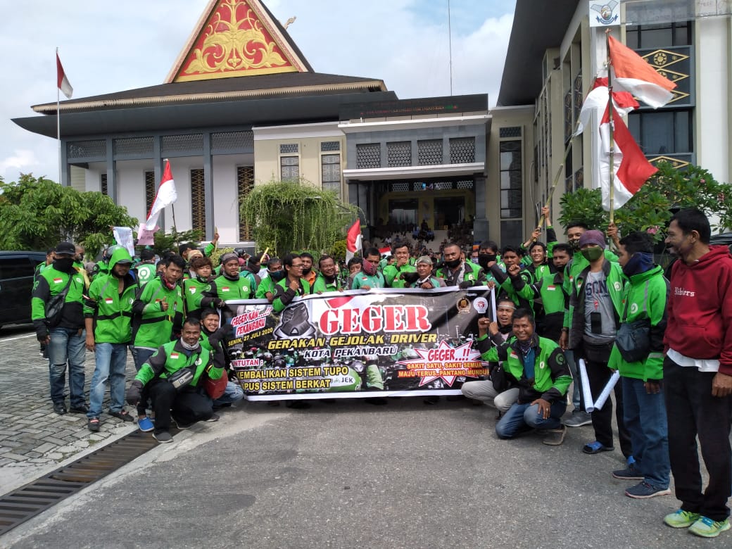 Ratusan Mitra Gojek Lakukan Aksi Damai di Depan Kantor DPRD Kota Pekanbaru