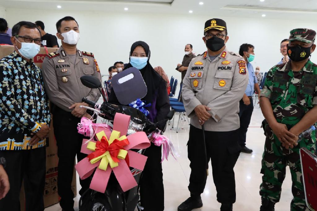 AKBP Gunar Rahadiyanto Serahkan Satu Unit Sepeda Motor Hadiah Undian Pekan Vaksinasi