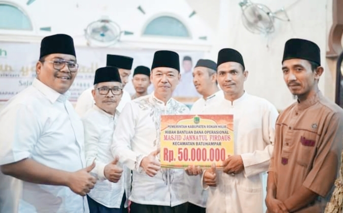 Safari Ramadhan Kedua di Masjid Jannatul Firdaus, Bupati Rohil Kembali Serahkan Bantuan