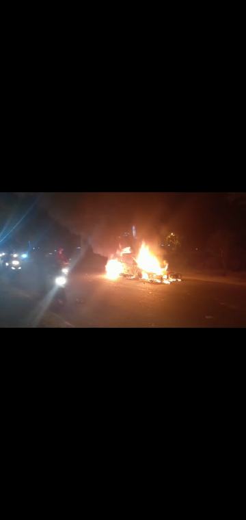 Satu Unit Mobil dan Sepeda Motor Terbakar di Jalan Soekarno-Hatta Pekanbaru