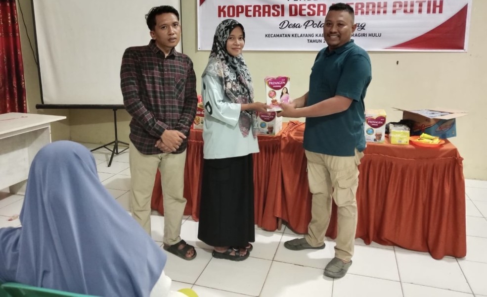 Pemdes Polak Pisang Salurkan Bantuan Susu untuk Ibu Hamil dan Anak Terindikasi Stunting