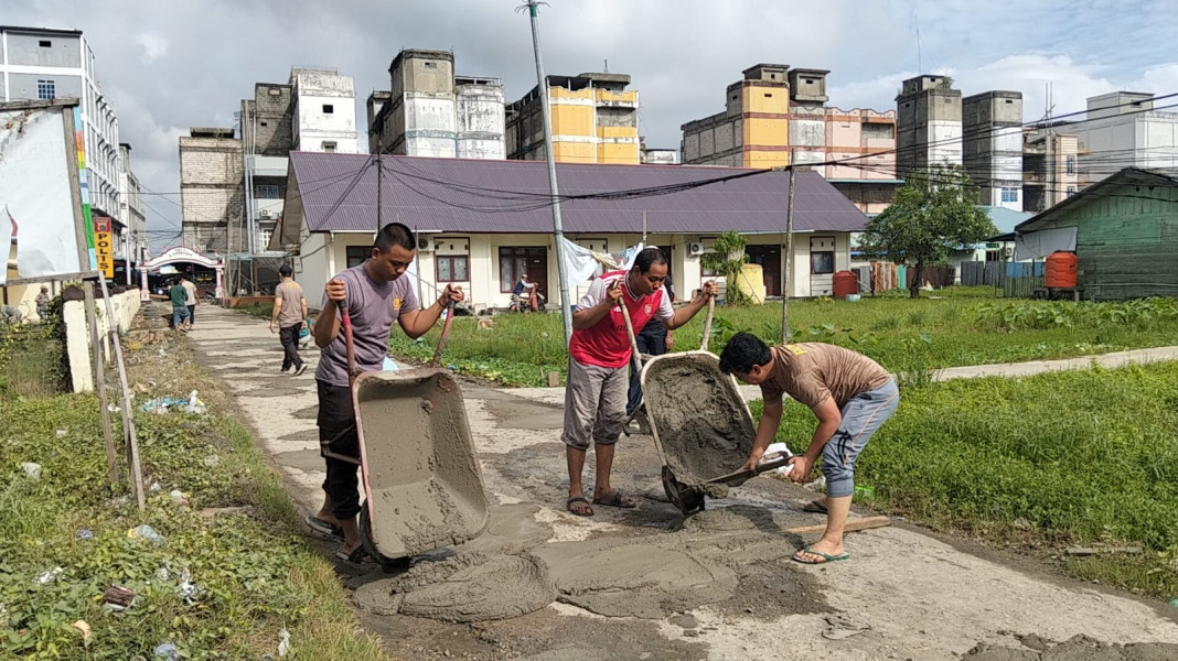 Polsek Kateman Peduli Infrastruktur, Perbaiki Jalan Hasanuddin untuk Kenyamanan Warga
