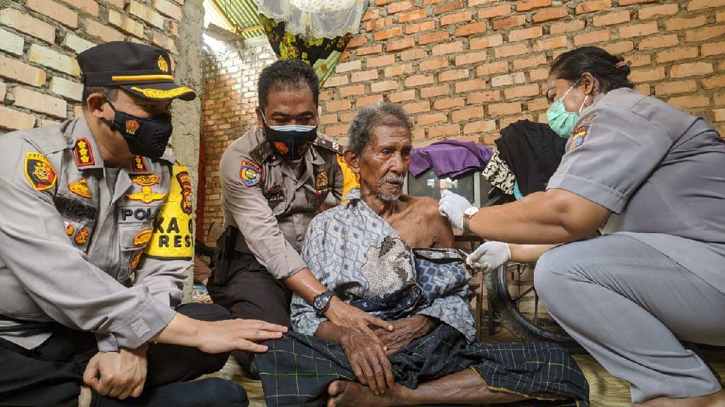 Kapolresta Pekanbaru Blusukan, Warga: Enak Tak Repot, Petugas Vaksin yang Langsung Datang