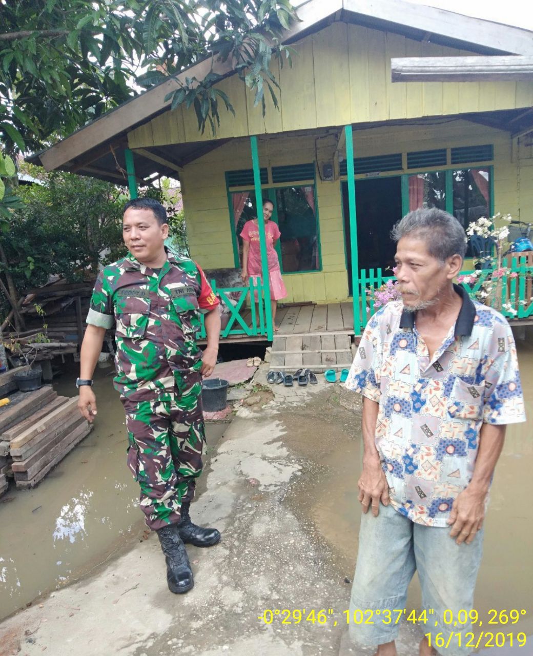 Babinsa Koramil 01/Rengat Pantau Banjir di Wilayah Rengat