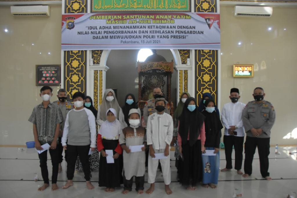 Sambut Hari Raya Idul Adha 1442H, Brimob Riau Beri Santunan Kepada Anak Yatim  