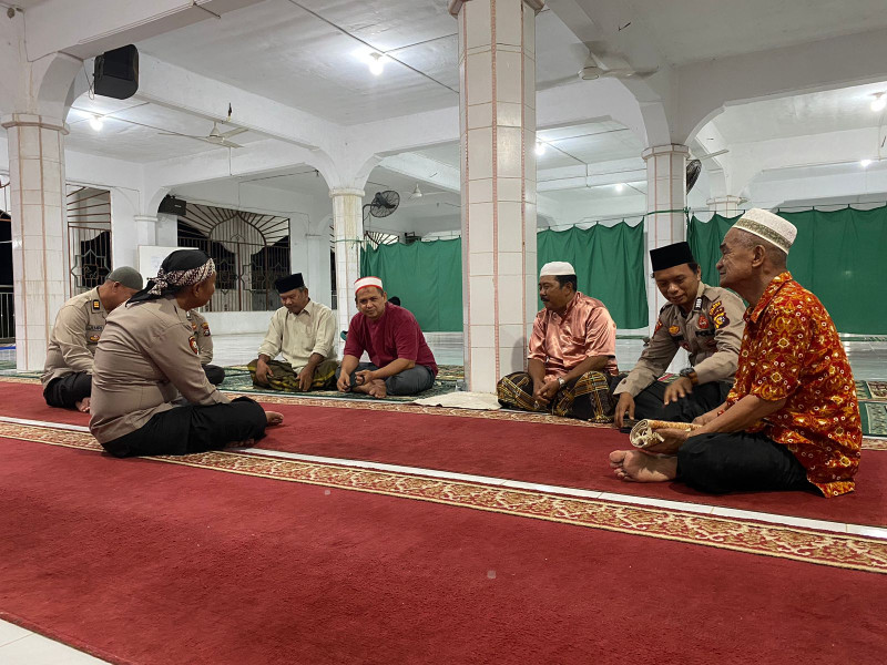 Kapolsek Kateman KOMPOL ERMANTO, S.H., M.H. Himbau Masyarakat Melalui Sholat Magrib Keliling untuk Jaga Kamtibmas Menjelang Pilkada 2024